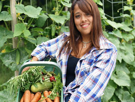 TS-76754515_gardener-harvest-vegetables_s4x3_al