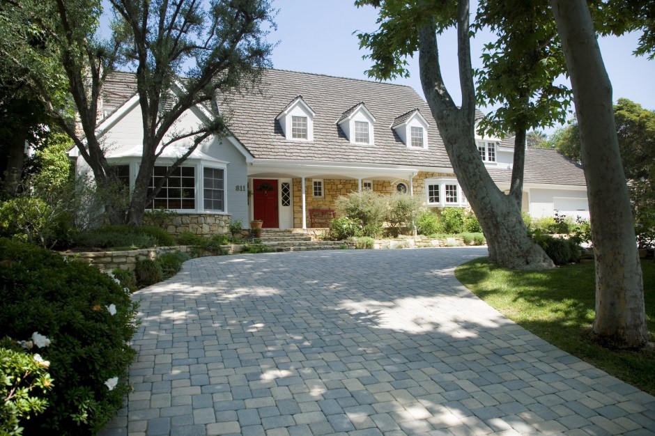 1bjga7nnwuyk1_housecobblestonedriveC3