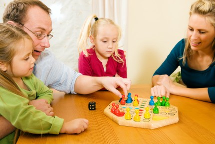 Family_playing_board_game
